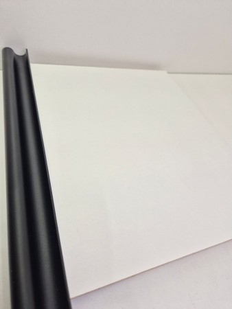 Hvit plate med sort tykk profil 360-420cm 4 dører (pris pr dør)