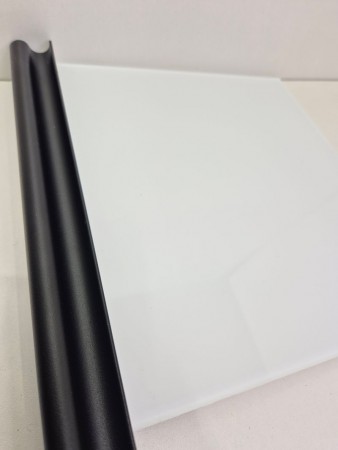 Hvit glass med sort tykk profil 300-360cm 4 dører (pris pr dør)