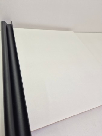 Hvit plate med sort tykk profil 150-180cm (pris pr dør)